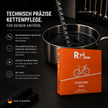 Rydace Chain Wax MoS₂ Heißwachs für Fahrradketten mit orangefarbener Verpackung neben einem Topf mit eingetauchter Fahrradkette.